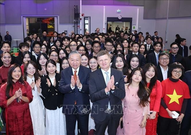 越共中央总书记苏林访问芬兰阿尔托大学并会见在芬兰就读的越南留学生。（图片来源：越通社）