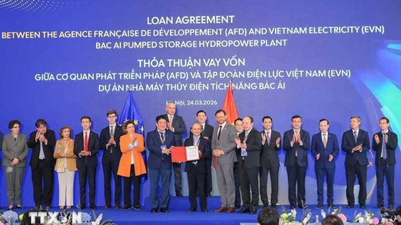 越南电力集团（EVN）与法国合作伙伴之间的北爱抽水蓄能电站两项贷款协议交换仪式。（图片来源：越通社）