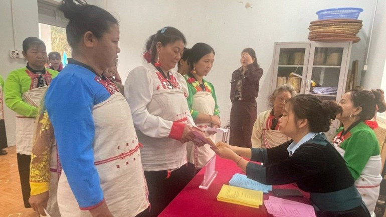 选民投票选出第十六届国会代表和各级人民议会代表。