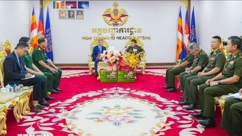 3月25日，阮明羽大使在柬埔寨皇家军总司令部向冯披森大将及全体官兵转达了新年祝福。（图片来源：越通社）