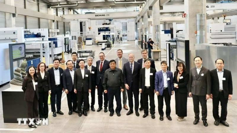越南政府副总理阮志勇参观德国位于斯图加特的Trumpf工业激光技术集团。（图片来源：越通社）