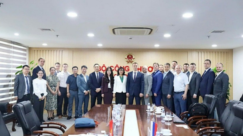 双方代表合影。（图片来源：越通社）