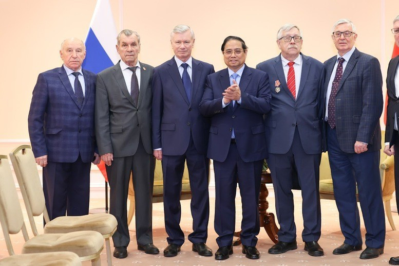 范明正总理和俄罗斯友人合影。（图片来源：VGP）