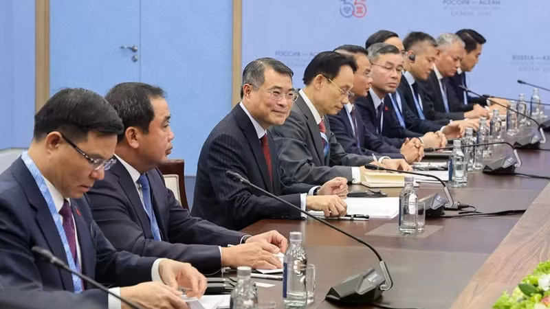 越南政府总理同东盟各国领导出席由俄罗斯总统主持的工作午餐。（图片来源：VOV）