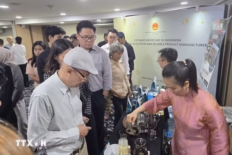 越南企业向印尼伙伴介绍咖啡产品。（图片来源：越通社）