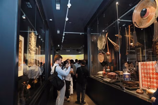 越南美术博物馆推出应用美术与民间美术展览空间。