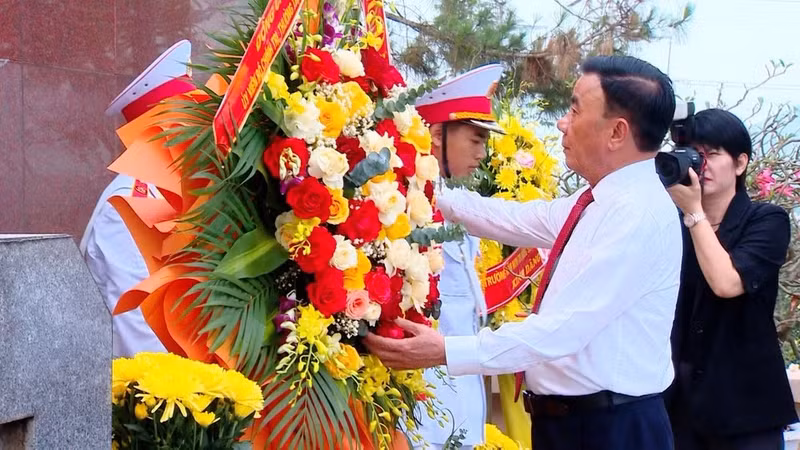 越共中央书记处常务书记陈锦秀向陈富总书记献花和上香。