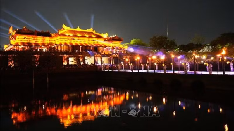 附图：顺化市用夜间旅游产品留住游客的脚步。