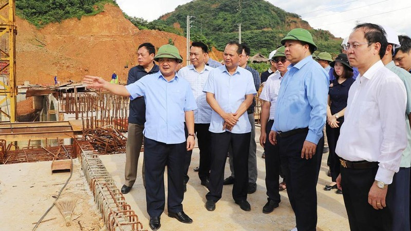 宣光省委书记侯阿令（Hầu A Lềnh）同志视察河江一坊芦江上的水坝施工进度。