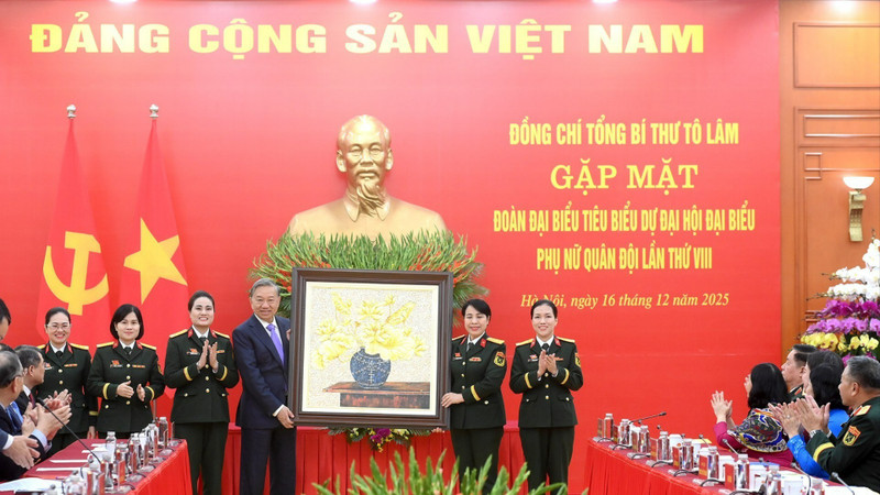 越共中央总书记苏林向出席越南人民军妇女第八次代表大会的先进模范代表赠送礼物。