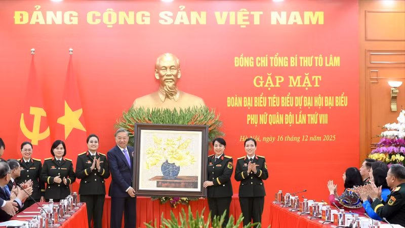 越共中央总书记苏林向出席越南人民军妇女第八次代表大会的先进模范代表赠送礼物。