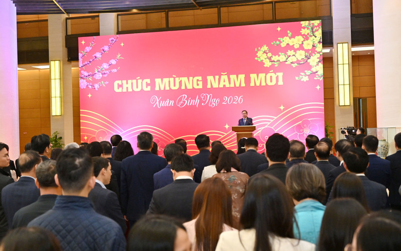 越南国会主席陈青敏2月23日上午与中央专职国会代表以及国会机关、国会办公厅全体人员举行会面。