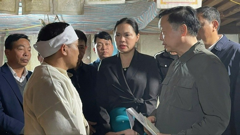 政府副总理陈红河看望慰问婆瀑湖沉船事故受害者家属。（图片来源：VGP）