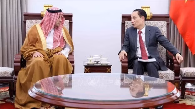 越南外交部长黎怀忠会见前来辞行拜会的沙特阿拉伯驻越南大使。（图片来源：越通社）
