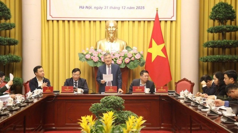 越南国家主席办公厅于12月31日下午在主席府举行新闻发布会，正式公布由国家主席签署的第十五届国会及第十五届国会常务委员会通过的十四部法律和一项法令。（图片来源：越通社）
