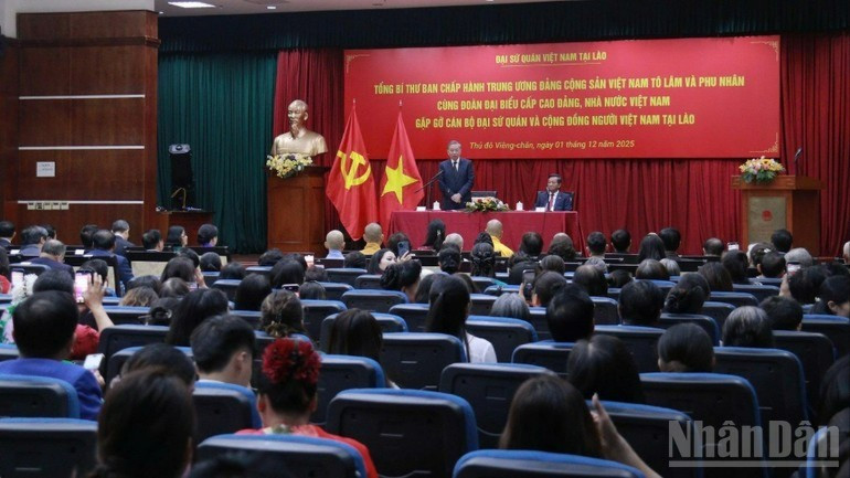 越共中央总书记苏林会见越南驻老挝大使馆工作人员和旅老越侨代表。