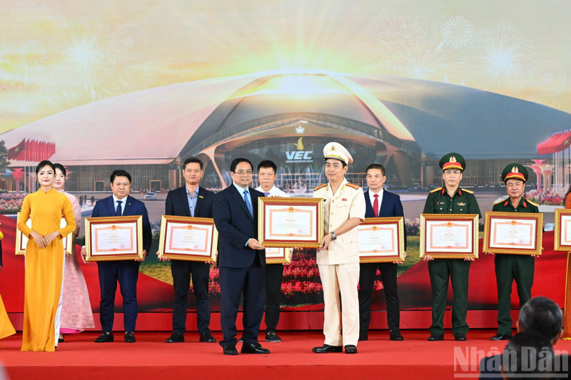 范明正总理向在工作中取得优异成绩的集体和个人授予人民武装力量英雄称号和一等军功勋章。