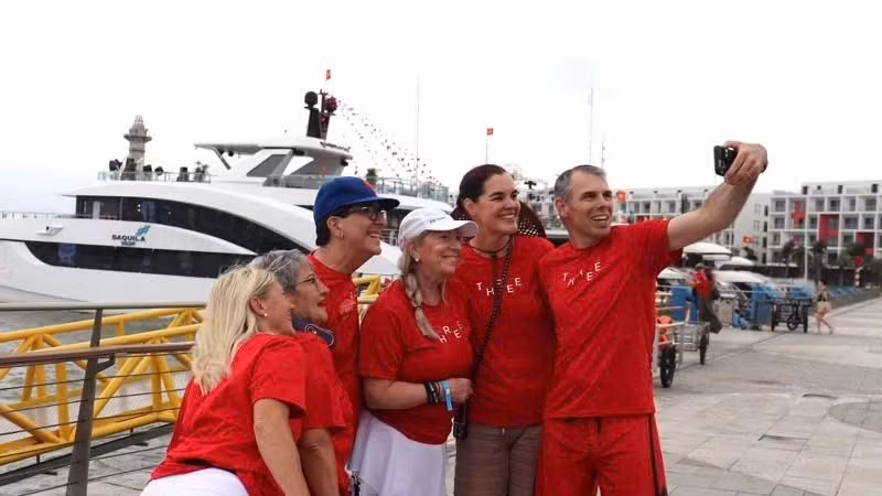 国际游客在下龙国际游轮码头拍照。