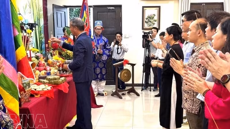 值此雄王祭祖日、4月30日南方解放及国家统一、5·1国际劳动节之际，越南驻美国大使馆在华盛顿越屋举行了“心系根源”活动。（图片来源：越通社）