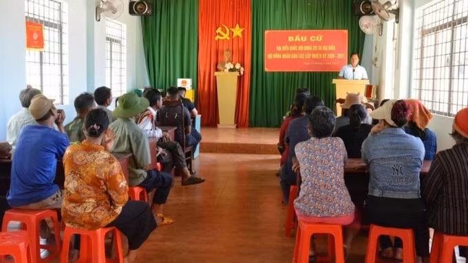 嘉莱省边境乡的干部向民众介绍选举相关信息。（图片来源：越通社）