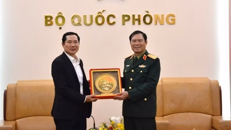 阮新疆大将会见老挝人民军总参谋长赛查·库玛西斯。（图片来源：越南人民军队报）