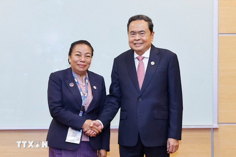 越南国会主席陈青敏会见老挝国会副主席顺通。（图片来源：越通社）