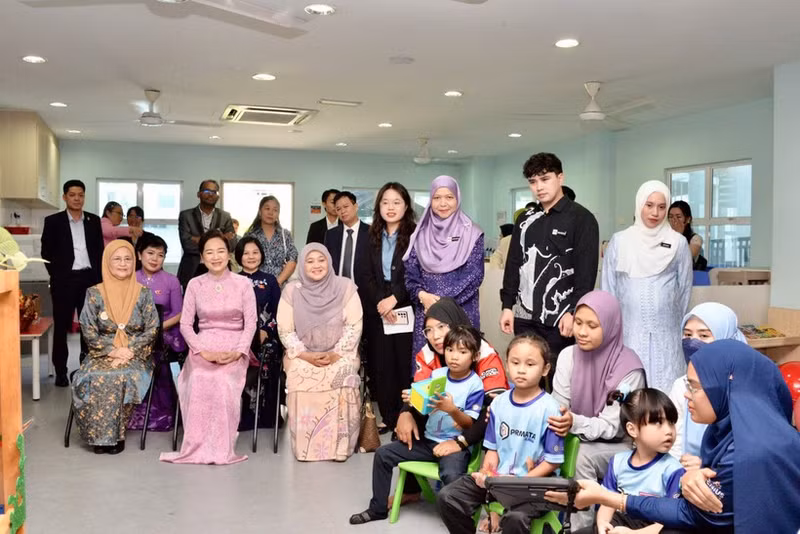国会主席陈青敏夫人阮氏青娥同马来西亚下议院议长夫人普安丝丽·拿督诺莱尼·莫哈末（Puan Sri Datin Noraini Mohd）一起参观了普马塔库尼亚（Permata Kurnia）中心。