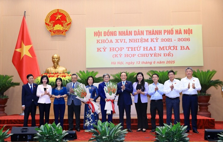 今年6月中旬，河内市人民议会选举市人民委员会副主席和市人民议会副主席。（图片来源：河内市人民委员会）
