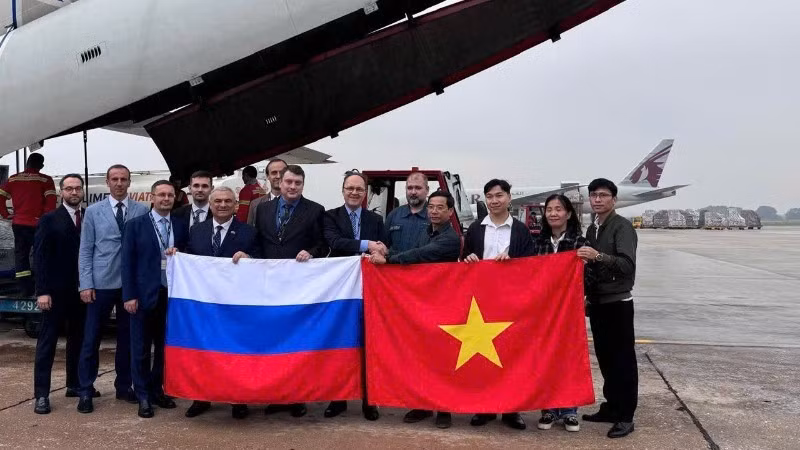 俄罗斯驻越南大使根纳季•贝兹德科（Gennady Bezdetko）将援助物资移交给越南堤坝管理和自然灾害防治局代表。（图片来源：俄罗斯联邦驻越南大使馆） 