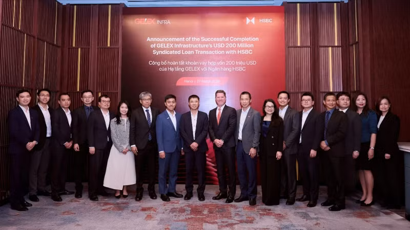 各位代表参加活动。