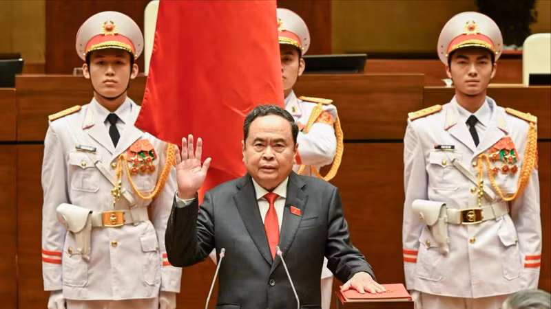 国会主席陈青敏正式宣誓就职。