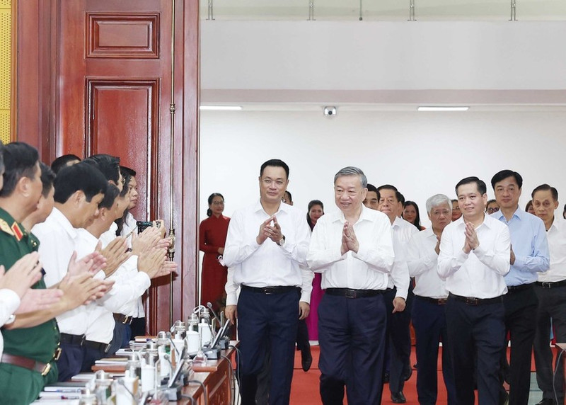 苏林总书记和与会代表。（图片来源：越通社）