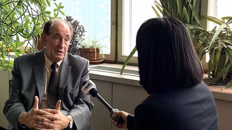 格奥尔基·托洛拉亚教授接受越通社记者的采访。（图片来源：越通社）