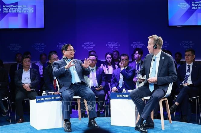 6月25日中午，越南政府总理范明正与世界经济论坛（WEF）主席博尔格·布伦德（Borge Brende）举行以“越南——奋发图强新纪元：从愿景到行动”为主题的政策对话。