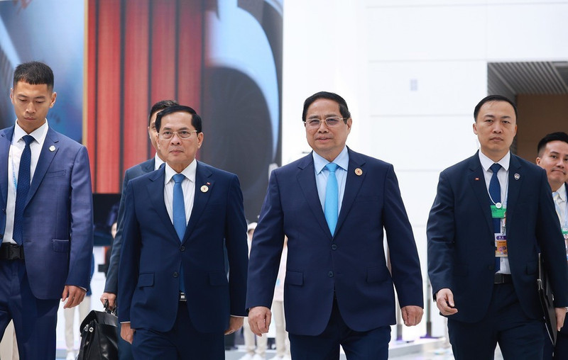 越南政府总理范明正出席世界经济论坛2025年新领军者年会全体会议开幕式。（图片来源：越通社）