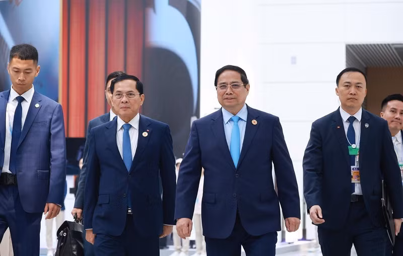 越南政府总理范明正出席世界经济论坛2025年新领军者年会全体会议开幕式。（图片来源：越通社）