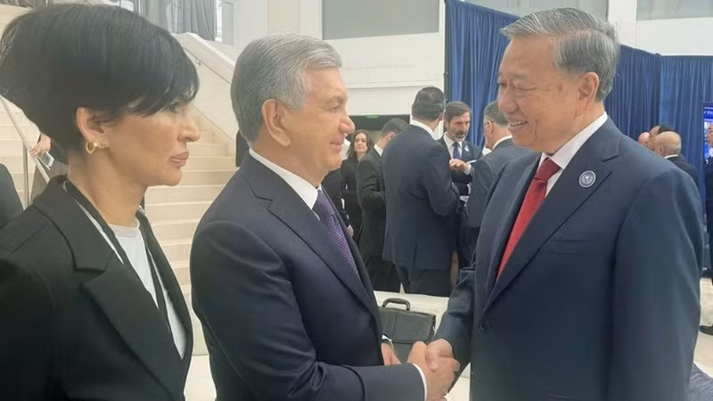 苏林总书记与乌兹别克斯坦总理沙夫卡特·米罗莫诺维奇·米尔济约耶夫亲切握手。（图片来源：越通社）