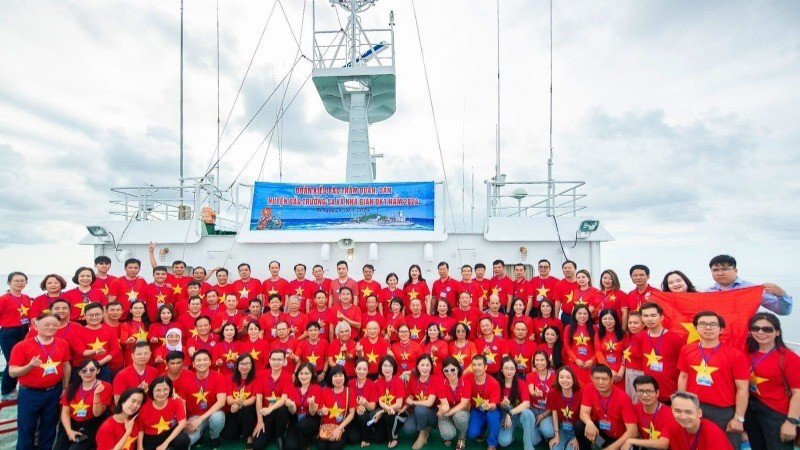 图为2024年，海外越南人代表团访问长沙岛县和DK1海上高脚屋的军民。