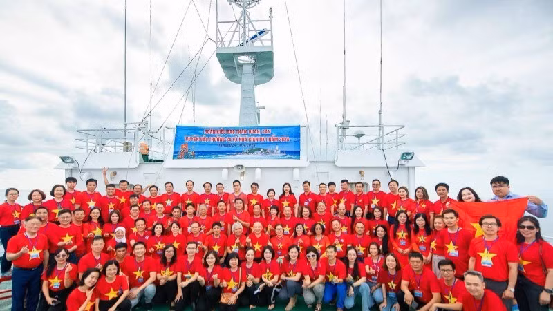 图为2024年，海外越南人代表团访问长沙岛县和DK1海上高脚屋的军民。