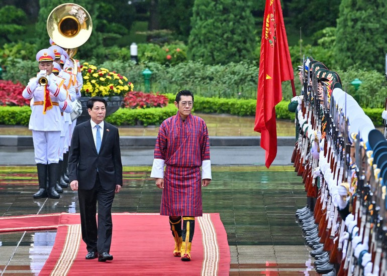 越南国家主席梁强主持隆重的国宾仪式欢迎不丹国王与王后访问。