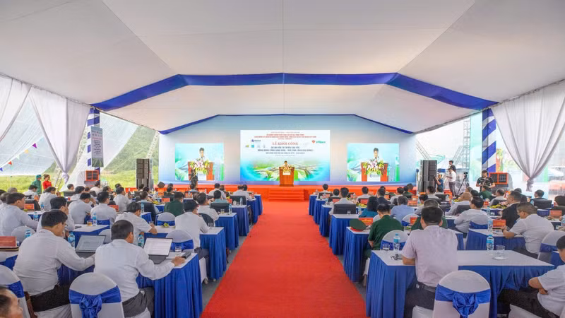 同登—茶岭高速公路二期项目开工建设。