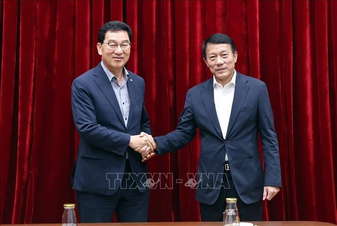 越共中央政治局委员、公安部长梁三光大将在河内会见了韩国国会行政安全委员会委员长Shin Jung Hoon。（图片来源：越通社）