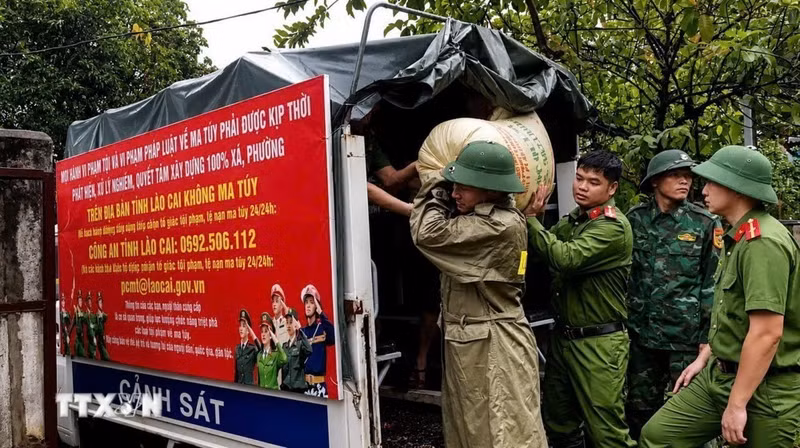 老街省巴刹乡公安干部和民警协助受灾群众转移财产至安全地点。（图片来源：越通社）