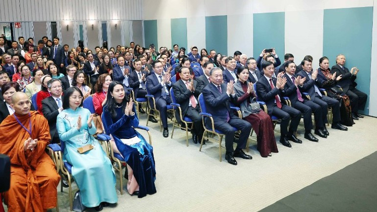 越共中央总书记苏林会见越南驻北欧国家大使馆工作人员和旅居北欧越侨代表。（图片来源：越通社）