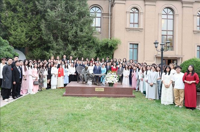 与会代表合影。（图片来源：越通社）
