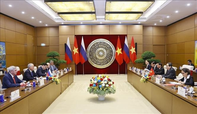 越南国会主席陈青敏与俄罗斯联邦国家杜马主席沃洛金举行会谈。（图片来源：越通社）