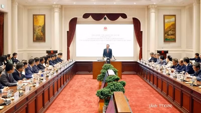越共中央总书记、国家主席苏林主持与外交部党委常委会和越南驻外大使、代表机构首席代表召开了工作会议。