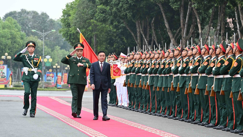 越共中央书记处常务书记陈锦秀检阅仪仗队。（图片来源：越通社）