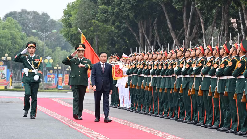 越共中央书记处常务书记陈锦秀检阅仪仗队。（图片来源：越通社）