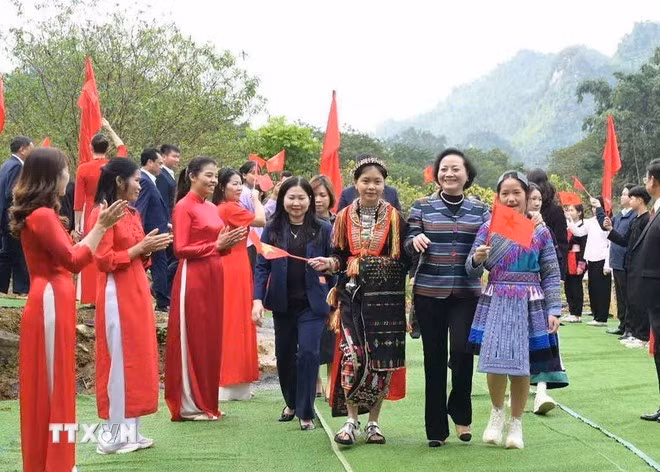 范氏清茶副总理出席老街省阿木充（A Mú Sung）、伊子（Y Tý）、芒姜（Mường Khương）、帕隆（Pha Long）4个边境乡4所九年一贯制寄宿学校开工仪式。